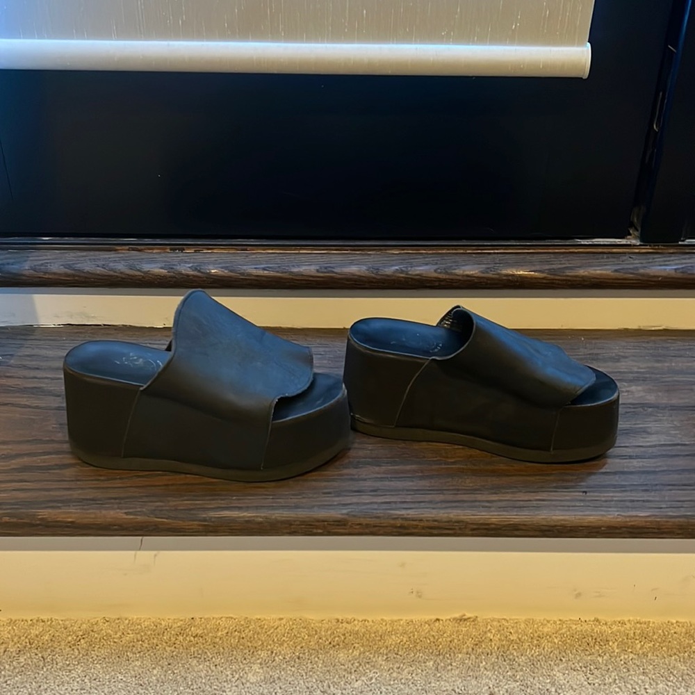 Black espace platform mule